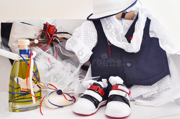 希腊人规范的洗礼仪式物体-婴儿衣服,鞋子,洗礼会