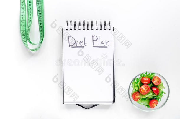 笔记簿为日常饮食计划,沙拉和新鲜的乘积和量