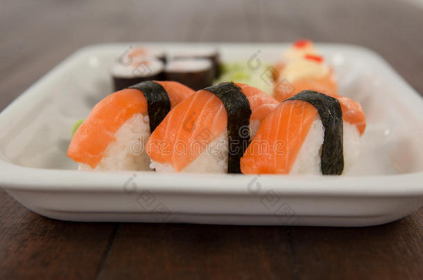 num.三生鱼片寿司寿司serve的过去式采用白色的盘子