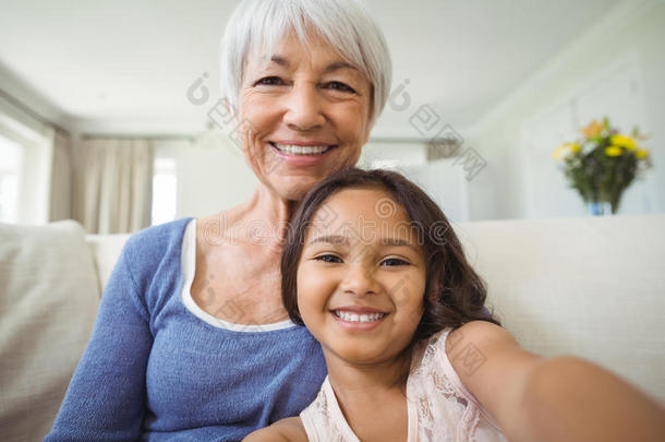 肖像关于微笑的孙女和gr和mother一次向s关于
