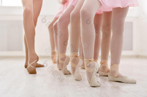 芭蕾舞背景,年幼的芭蕾舞女演员训练