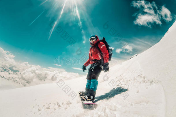 男人雪山飞魂<strong>自由行</strong>动在从落下-滑雪道滑雪斜坡.