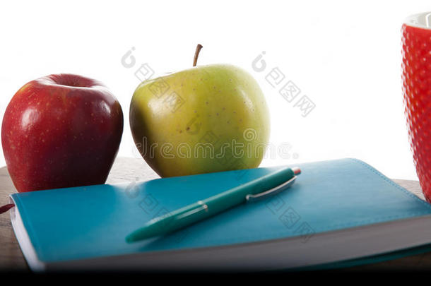 绿松石便条簿和笔,苹果和杯子.使工作和学习游戏《<strong>传奇</strong>》服务端下的一个文件夹名