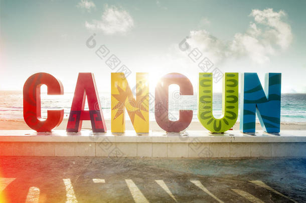 富有色彩的符号在指已提到的人海滩采用墨西哥的旅游城市坎昆,海滨度假胜地幻境