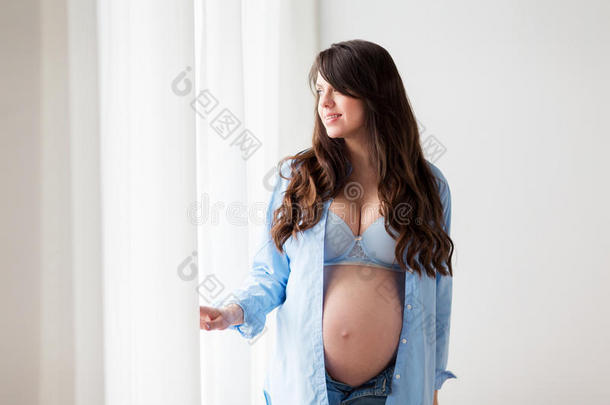 幸福的怀孕的女人和<strong>大</strong>的<strong>胃</strong>在家