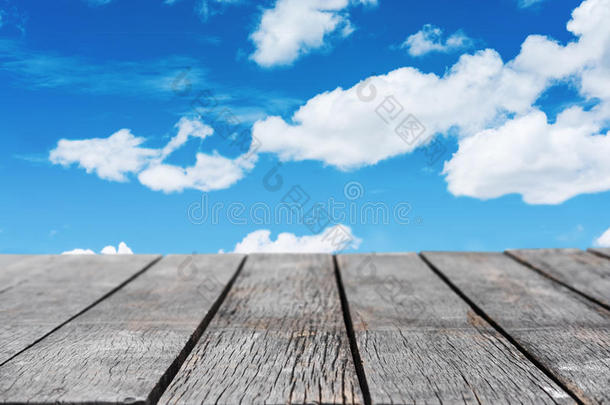 木制的表和蓝色天和白色的云背景