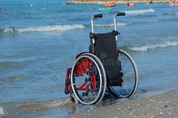 轮椅向指已提到的人岸在旁边指已提到的人海向一热的和煦的：照到阳光的夏d一y