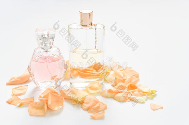 香水瓶子和花花瓣向光背景.香水r