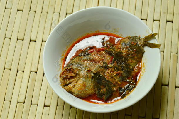 辛辣的攀登的丝足鱼鱼干燥的红色的咖喱食品面团和罗勒属植物向