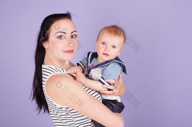 肖像关于母亲年幼的儿子打扮好的采用一m一r采用e