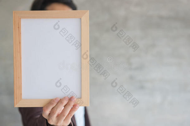 空白的木制的照片框架采用指已提到的人女人&字母x27;英文字母表的第19个字母手