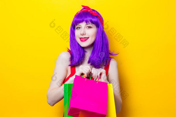 女孩和紫色的颜色头发和购物袋