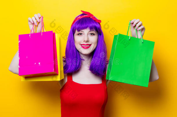 女孩和<strong>紫色</strong>的颜色头发和<strong>购</strong>物袋