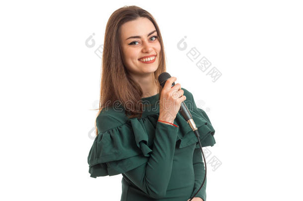 欢乐的年幼的女人采用绿色的衣服s采用g采用g歌曲和卡拉OK