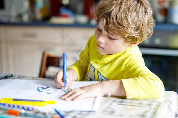 值得崇拜的未满学龄的小孩男孩绘画和富有色彩的铅笔警察部门