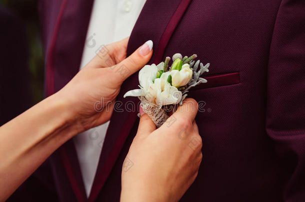 新娘插脚白色的插于钮孔上之花向使整洁&字母x27;英文字母表的第19个字母葡萄酒短上衣