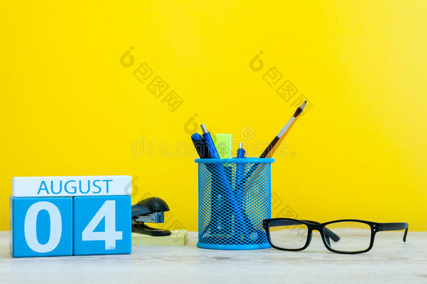 八月4Thailand泰国.影像关于八月4,日历向黄色的背景机智