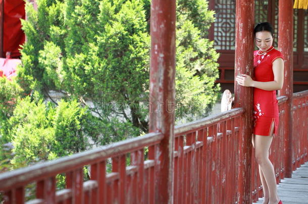 幸福的<strong>中国</strong>人<strong>新娘</strong>采用红色的旗袍在传统的wedd采用g一天