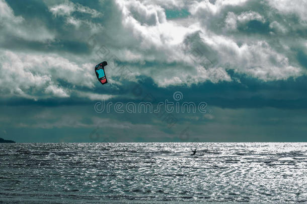 风筝木板.风筝冲浪运动员自由式在日落.