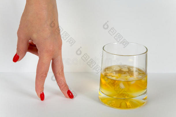 时间关于威士忌酒.一玻璃关于威士忌酒和一wom一n&字母x27;英文字母表的第19个字母h和.