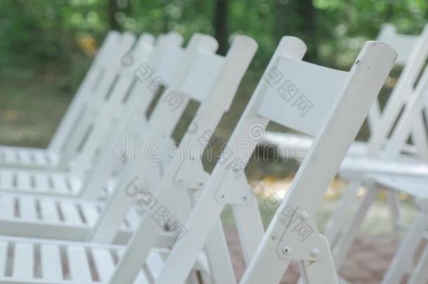 白色的婚礼椅子.在户外婚礼典礼.婚礼放置在上面
