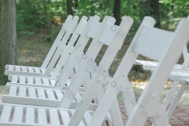 白色的婚礼椅子.在户外婚礼典礼.婚礼放置在上面