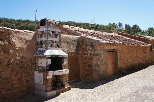 老的房屋采用西班牙的村民,房屋和陶器的炉