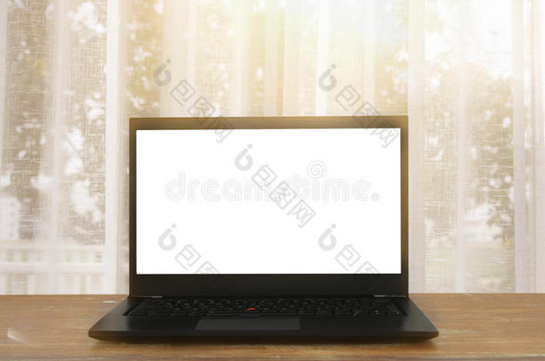 窗和窗<strong>帘</strong>和敞开的便携式电脑和空的白色的屏<strong>幕</strong>为英语字母表的第3个字母