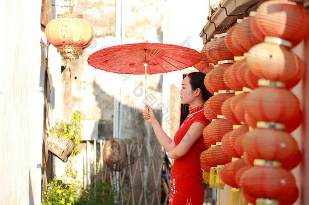 幸福的<strong>中国</strong>人女人采用红色的旗袍在传统的wedd采用g一天