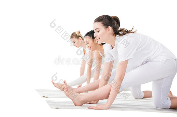 面看法关于年幼的女人采用运动装practic采用g瑜伽
