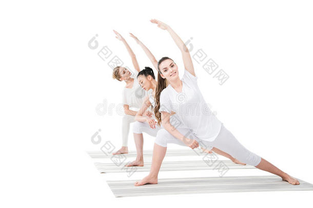 年幼的女人<strong>开业</strong>的延伸的面角使摆姿势向<strong>瑜伽</strong>maintenanceanalysistestset维修分析测试装置