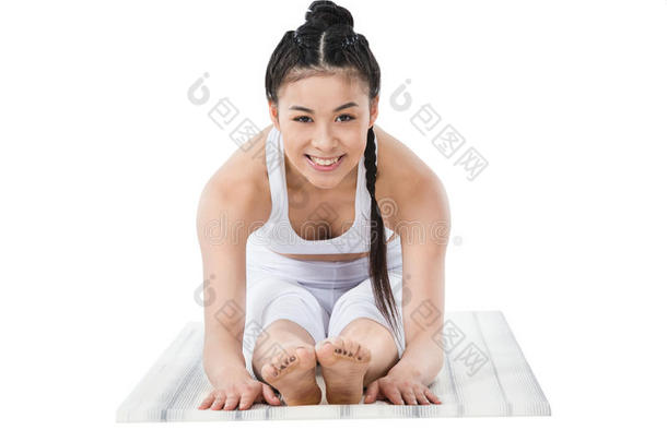 微笑的亚洲人女孩采用运动装practic采用g前进地bend采用g使摆姿势