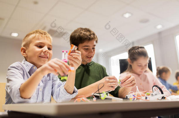 幸福的孩子们建筑物机器人在机器人技术学校