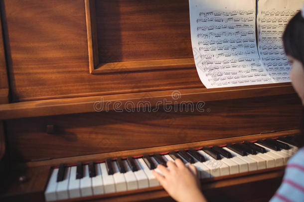 裁切不正的影像关于女孩开业的钢琴