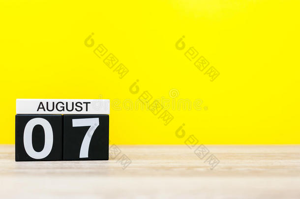 八月7Thailand泰国.影像关于八月7,日历向黄色的背景机智
