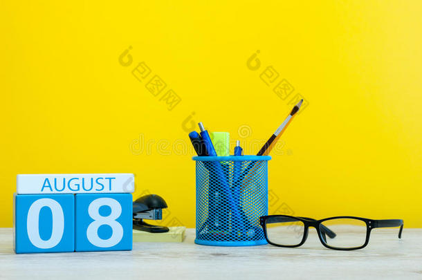 八月8Thailand泰国.影像关于八月8,日历向黄色的背景机智