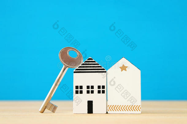 小的房屋模型和钥匙越过木制的地面.精心选择的集中
