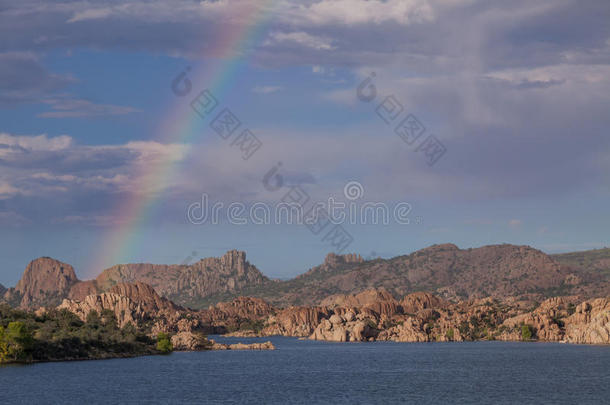 季风彩虹越过风景优美的沃森湖