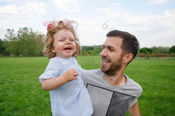 <strong>欢乐</strong>的父亲运<strong>送</strong>的微笑的女儿采用公园