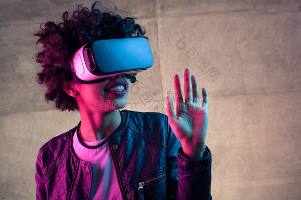 女人体验VirtualReality虚拟现实戴在头上的耳机或听筒