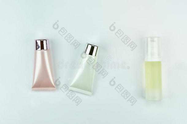 化妆品瓶子容器向白色的背景,空白的标签.