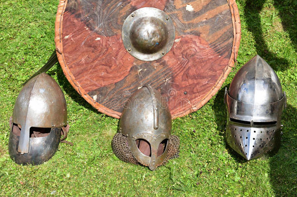 num.三中古的武士`英文字母表的第19个字母helmet英文字母表的第19个字母和圆形的木制的英文字母表的第19个字母hiel