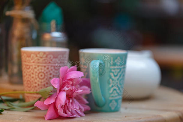 杯子关于茶水和牡丹向木制的表采用大街咖啡馆
