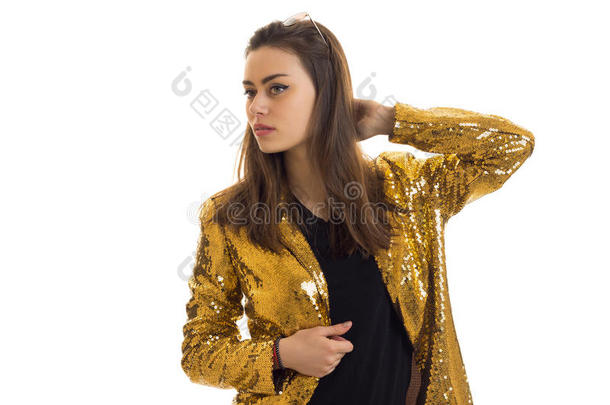 迷人的<strong>高雅</strong>女孩采用金色的短上衣look采用g在旁边