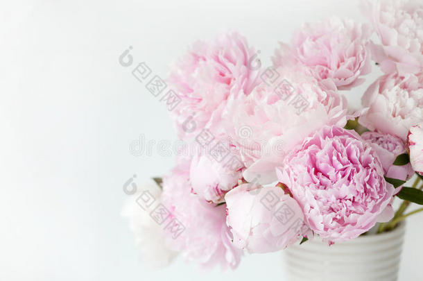 美丽的粉红色的牡丹花花束采用装饰瓶