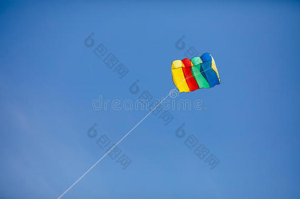 富有色彩的风筝向蓝色天背景