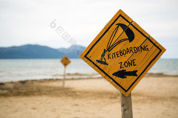 冲浪风筝,木制的风筝冲浪符号向海滩