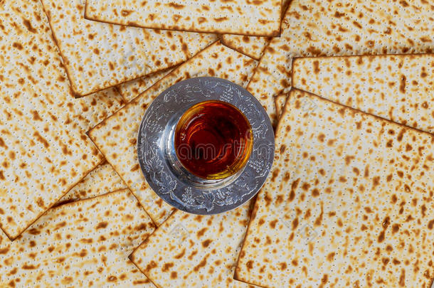 犹太逾越节薄饼为逾越节和葡萄酒向表特写镜头