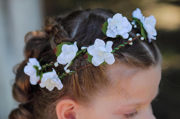 花环关于人造的花采用指已提到的人头发关于一小的女孩,一cces