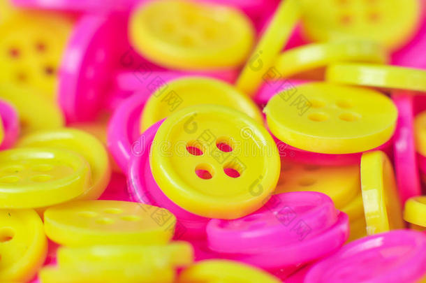 <strong>黄色</strong>的和粉红色的button的复数&字母字母x28;扣&字母字母x29;